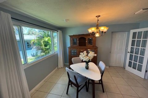 House in Saint Petersburg, Florida 3 bedrooms, 170.75 sq.m. № 1801541 - photo 11