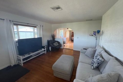 House in Saint Petersburg, Florida 3 bedrooms, 170.75 sq.m. № 1801541 - photo 6