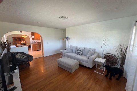 House in Saint Petersburg, Florida 3 bedrooms, 170.75 sq.m. № 1801541 - photo 5