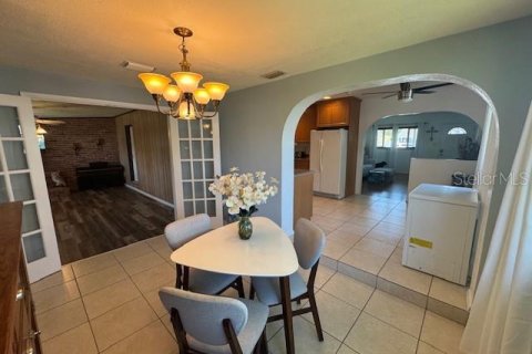 House in Saint Petersburg, Florida 3 bedrooms, 170.75 sq.m. № 1801541 - photo 12