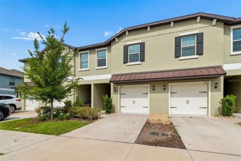 Townhouse in Wesley Chapel, Florida 3 bedrooms, 154.78 sq.m. № 2207696 - photo 3