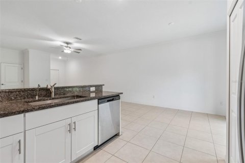 Townhouse in Wesley Chapel, Florida 3 bedrooms, 154.78 sq.m. № 2207696 - photo 16