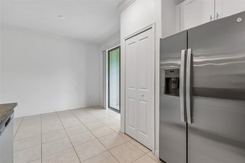 Townhouse in Wesley Chapel, Florida 3 bedrooms, 154.78 sq.m. № 2207696 - photo 14