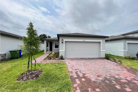 House in Winter Haven, Florida 4 bedrooms, 156.08 sq.m. № 2277695 - photo 2