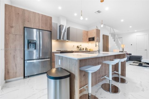 Townhouse in Miami, Florida 4 bedrooms, 215.9 sq.m. № 1988789 - photo 9