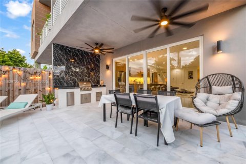 Townhouse in Miami, Florida 4 bedrooms, 215.9 sq.m. № 1988789 - photo 26