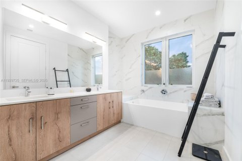 Townhouse in Miami, Florida 4 bedrooms, 215.9 sq.m. № 1988789 - photo 13