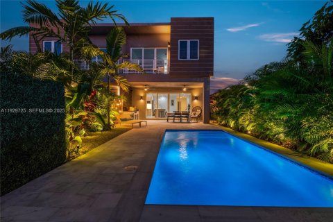 Townhouse in Miami, Florida 4 bedrooms, 215.9 sq.m. № 1988789 - photo 30