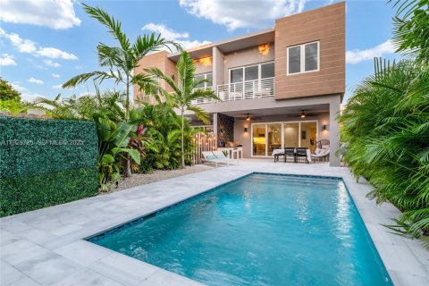 Townhouse in Miami, Florida 4 bedrooms, 215.9 sq.m. № 1988789 - photo 24