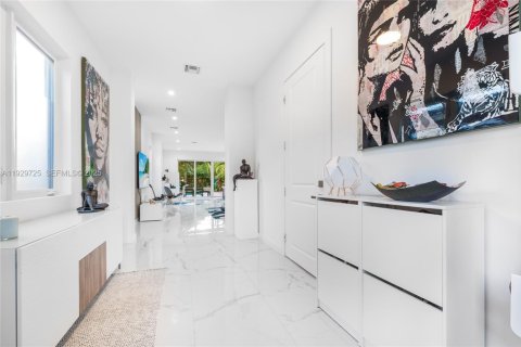 Townhouse in Miami, Florida 4 bedrooms, 215.9 sq.m. № 1988789 - photo 4