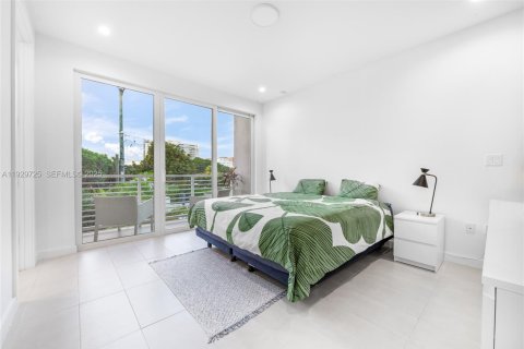 Townhouse in Miami, Florida 4 bedrooms, 215.9 sq.m. № 1988789 - photo 12