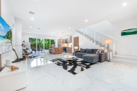 Townhouse in Miami, Florida 4 bedrooms, 215.9 sq.m. № 1988789 - photo 5
