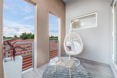 Townhouse in Miami, Florida 4 bedrooms, 215.9 sq.m. № 1988789 - photo 19