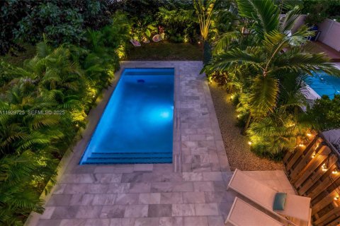 Townhouse in Miami, Florida 4 bedrooms, 215.9 sq.m. № 1988789 - photo 28