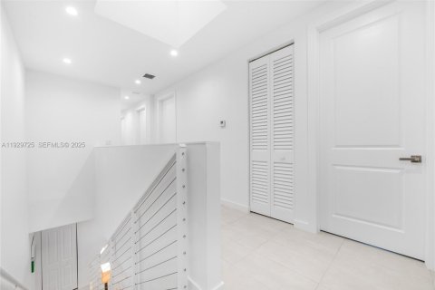 Townhouse in Miami, Florida 4 bedrooms, 215.9 sq.m. № 1988789 - photo 23