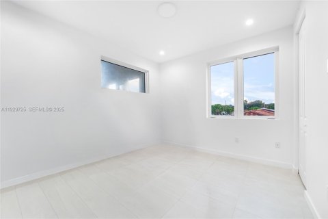 Townhouse in Miami, Florida 4 bedrooms, 215.9 sq.m. № 1988789 - photo 17