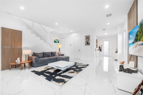 Townhouse in Miami, Florida 4 bedrooms, 215.9 sq.m. № 1988789 - photo 6