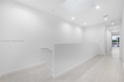 Townhouse in Miami, Florida 4 bedrooms, 215.9 sq.m. № 1988789 - photo 22