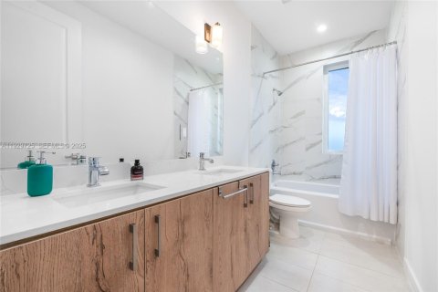 Townhouse in Miami, Florida 4 bedrooms, 215.9 sq.m. № 1988789 - photo 16