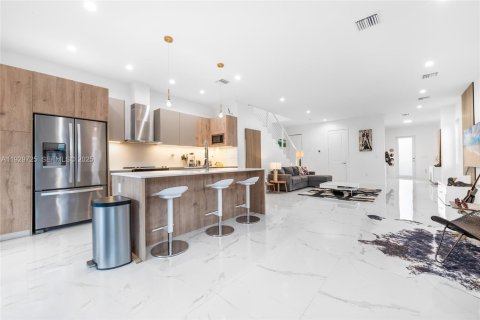 Townhouse in Miami, Florida 4 bedrooms, 215.9 sq.m. № 1988789 - photo 10