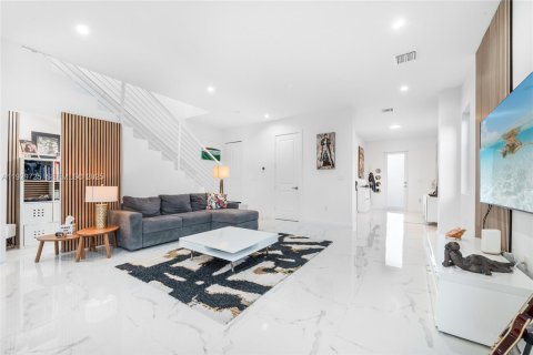 Townhouse in Miami, Florida 4 bedrooms, 215.9 sq.m. № 1988789 - photo 7