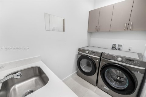 Townhouse in Miami, Florida 4 bedrooms, 215.9 sq.m. № 1988789 - photo 21