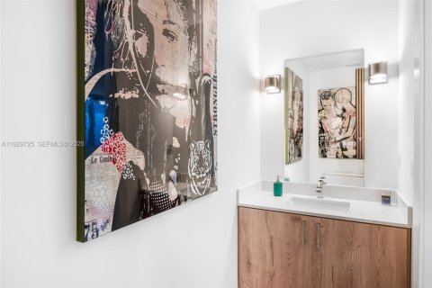 Townhouse in Miami, Florida 4 bedrooms, 215.9 sq.m. № 1988789 - photo 11