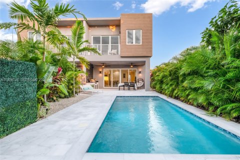 Townhouse in Miami, Florida 4 bedrooms, 215.9 sq.m. № 1988789 - photo 2