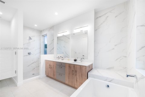 Townhouse in Miami, Florida 4 bedrooms, 215.9 sq.m. № 1988789 - photo 14