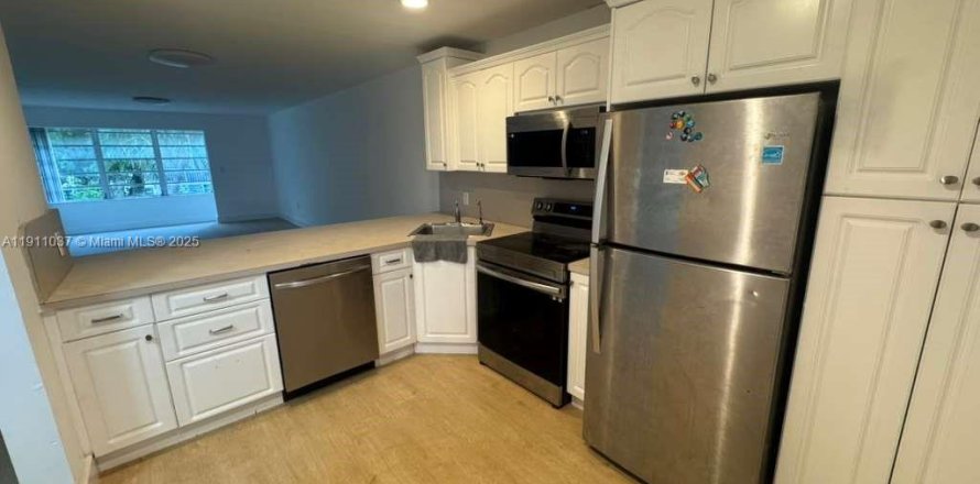 Кондоминиум с 2 спальнями в Майами, Флорида № 1970405