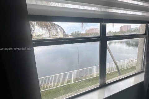 Copropriété à louer à Miami, Floride: 2 chambres, 92.07 m2 № 2026348 - photo 7