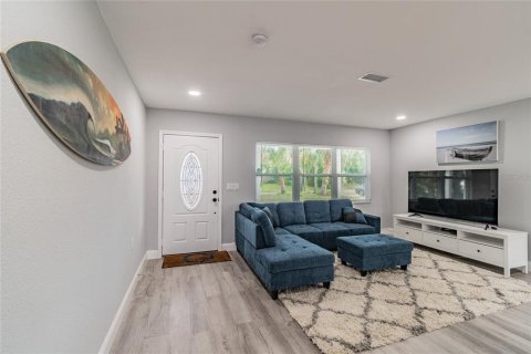 Casa en alquiler en Saint Petersburg, Florida, 3 dormitorios, 157.19 m2 № 1909074 - foto 4