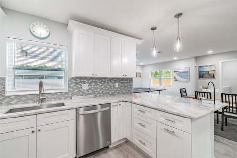 Casa en alquiler en Saint Petersburg, Florida, 3 dormitorios, 157.19 m2 № 1909074 - foto 9