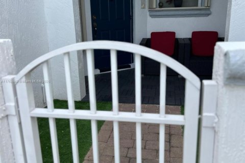 Townhouse in Doral, Florida 3 bedrooms, 142.42 sq.m. № 1691404 - photo 2