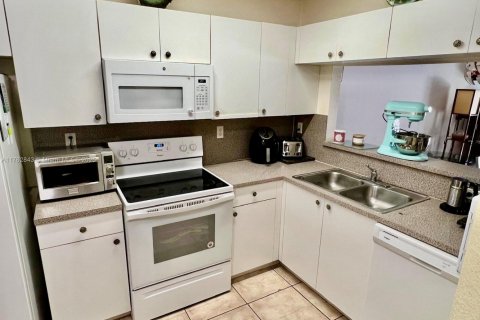 Townhouse in Doral, Florida 3 bedrooms, 142.42 sq.m. № 1691404 - photo 11
