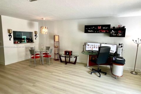 Townhouse in Doral, Florida 3 bedrooms, 142.42 sq.m. № 1691404 - photo 6