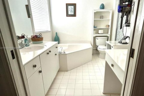 Townhouse in Doral, Florida 3 bedrooms, 142.42 sq.m. № 1691404 - photo 23