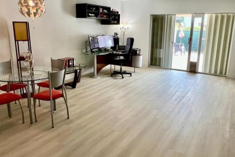 Townhouse in Doral, Florida 3 bedrooms, 142.42 sq.m. № 1691404 - photo 7