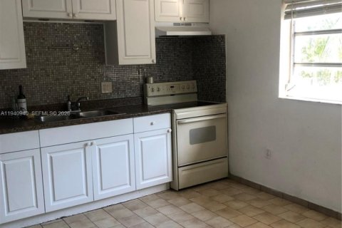 Villa ou maison à louer à Hialeah, Floride: 3 chambres, 333.33 m2 № 1998062 - photo 4