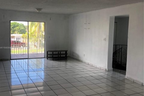 Villa ou maison à louer à Hialeah, Floride: 3 chambres, 333.33 m2 № 1998062 - photo 3