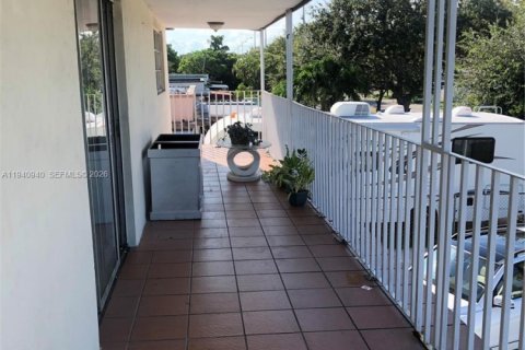 Villa ou maison à louer à Hialeah, Floride: 3 chambres, 333.33 m2 № 1998062 - photo 2