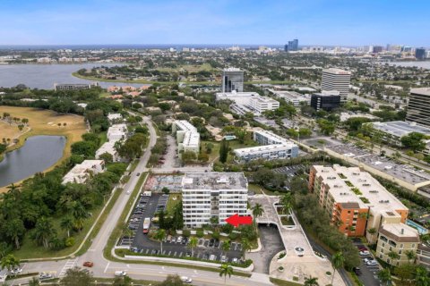 Condo in West Palm Beach, Florida, 2 bedrooms  № 1172275 - photo 1