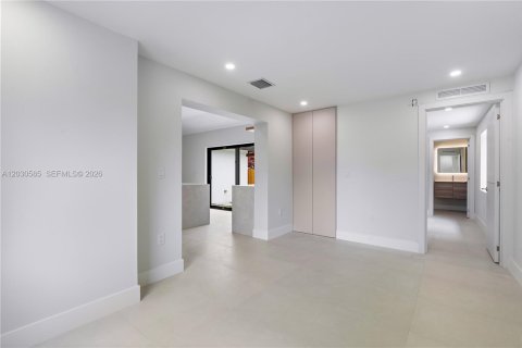 Casa en venta en Miami, Florida, 4 dormitorios, 156.17 m2 № 2077652 - foto 25