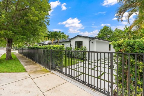 Casa en venta en Miami, Florida, 4 dormitorios, 156.17 m2 № 2077652 - foto 2