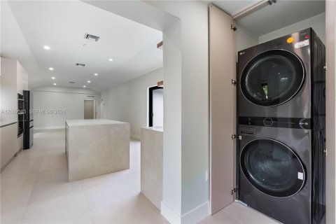 Casa en venta en Miami, Florida, 4 dormitorios, 156.17 m2 № 2077652 - foto 17