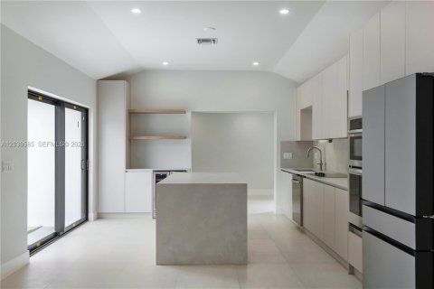 Casa en venta en Miami, Florida, 4 dormitorios, 156.17 m2 № 2077652 - foto 11