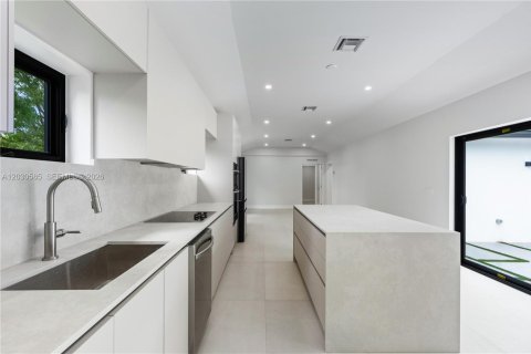 Casa en venta en Miami, Florida, 4 dormitorios, 156.17 m2 № 2077652 - foto 14
