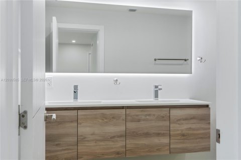 Casa en venta en Miami, Florida, 4 dormitorios, 156.17 m2 № 2077652 - foto 23