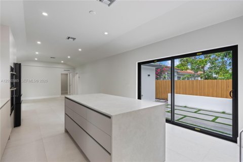 Casa en venta en Miami, Florida, 4 dormitorios, 156.17 m2 № 2077652 - foto 12
