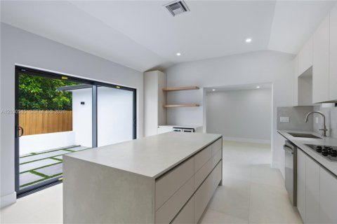 Casa en venta en Miami, Florida, 4 dormitorios, 156.17 m2 № 2077652 - foto 16